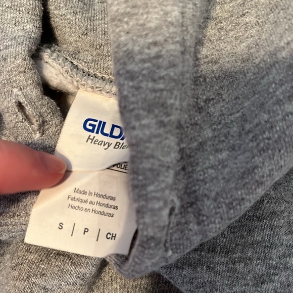 Gildan gray sweatshirt - Picture 2 of 4